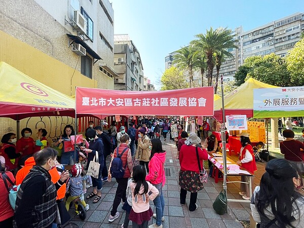 永慶房屋連續三年幫忙古莊社區發展協會搭設帳棚,並擔任工作人員,協助元宵節活動順利完成。圖/永慶房屋提供