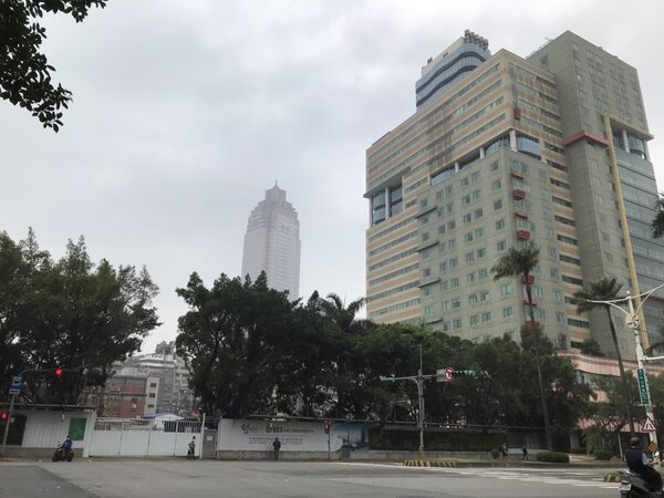今天午後台北市中山南路附近空汙嚴重，一片霧濛濛。記者吳姿賢／攝影 