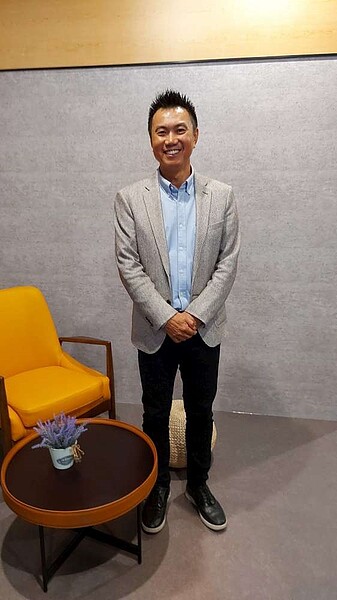 政府接連祭出調控房市政策,興富發建設副總暨發言人廖昭雄強調,政府規定不能買賣紅單,但網路普及時代銷售模式改變,那建案開賣前網路揪團買屋再轉手算不算紅單一環,政府需規範清楚。陳美玲/攝影