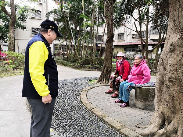 馬念慈與在公園休息的長輩打招呼。圖/吳佳燕攝