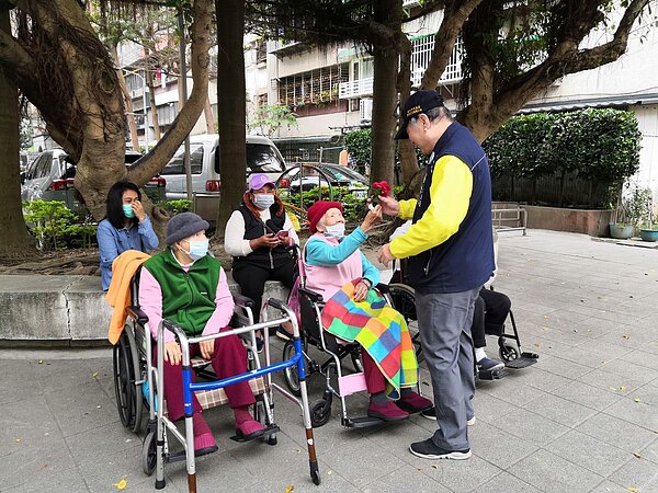 馬念慈與里民們互動良好,深得民心。圖/吳佳燕攝