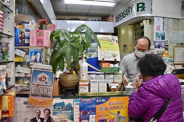 龍雲里里民有健康問題會來詢問黃廣明里長。江翊柔/攝