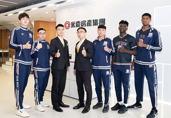 世新大學男籃同學與畢業的學長們互相交流,並期待未來永慶與世新的新合作。