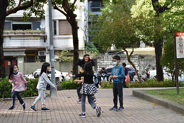 放學時間，公園成為親子同遊聖地。圖／江翊柔攝