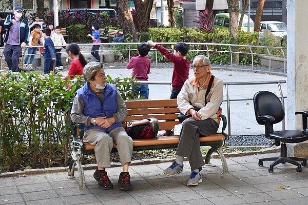 四維公園的涼亭是銀髮族乘涼的好所在。圖/江翊柔攝