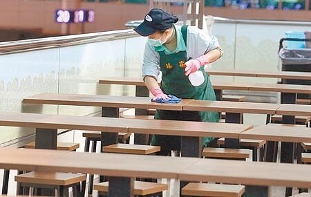 為降低群聚風險,位於桃園機場內的餐廳、貴賓室及美食街,除了限制用餐人數,還加大餐桌之間的間隔距離,並刻意減少座位數量。(本報資料照片)