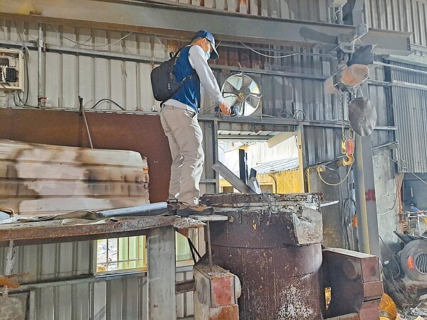 環保局布線8年,24日在林口查獲汙染空氣的非法工廠。(環保局提供/戴上容新北傳真)