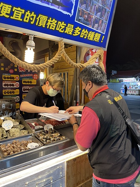 花蓮縣府近日到東大門夜市稽查攤商是否有攤招不符等情事,杜絕違法轉租的投機行為。圖/縣府提供