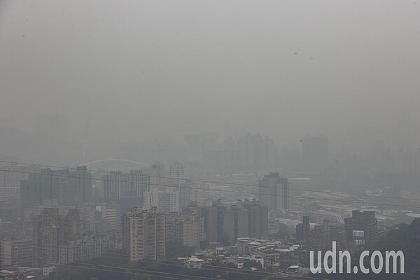 根據環保署空氣品質監測網顯示，今天上午6時西半部各地普遍空氣品質不佳。原本可以清楚看見台北101，但空汙影響全部灰濛濛一片看不清楚。記者季相儒／攝影 