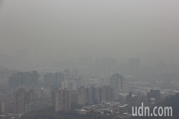 根據環保署空氣品質監測網顯示,今天上午6時西半部各地普遍空氣品質不佳。原本可以清楚看見台北101,但空汙影響全部灰濛濛一片看不清楚。記者季相儒/攝影