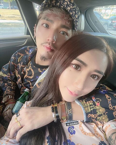 變性網紅「罔腰」懷孕事件鬧得滿城風雨。圖為罔腰與男友。圖/擷自罔腰男友IG