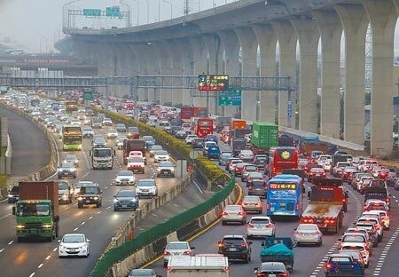 今起進入3天228連續假期,高公局預估將有出遊車潮,國道5號的交通狀況最嚴峻。圖為國道1號昨日壅塞路況。(范揚光攝)