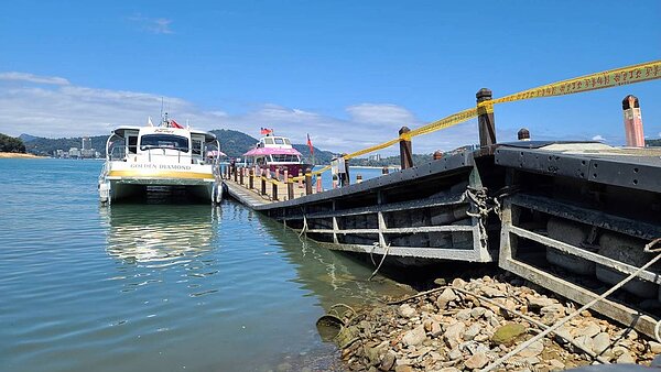 日月潭各碼頭水位下降,造成目前封閉的引橋及浮排皆已擱淺,且部分損壞無法正常使用。圖/日月潭船家提供