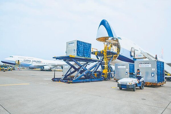 華航擁有龐大全貨機機隊，貨運營收創新高。圖／華航提供