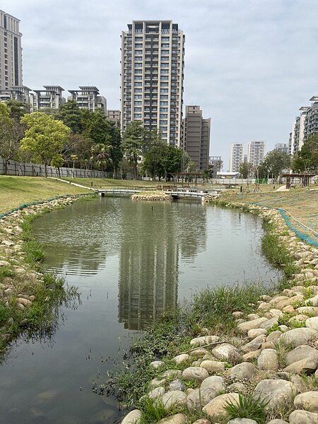 新竹縣竹北市東興圳景觀再造一期工程中的公26公園昨天驗收，最快下周就會拆除圍籬啟用。圖／新竹縣府提供