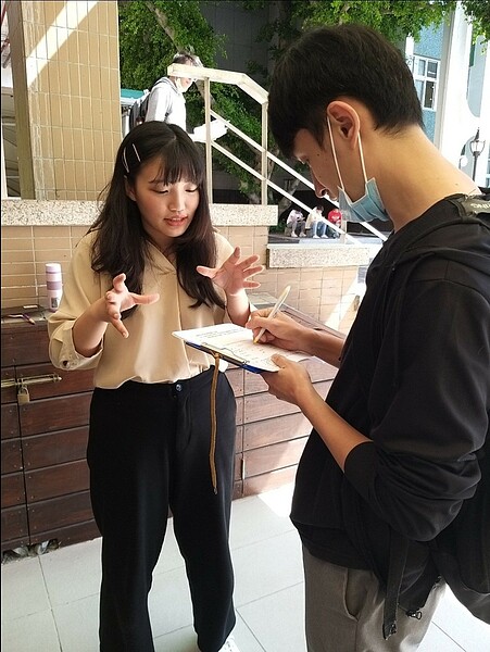 全台大學生發起「粉紅風暴」力挺藻礁公投,師生參與度相當高。圖/謝瑞恩提供