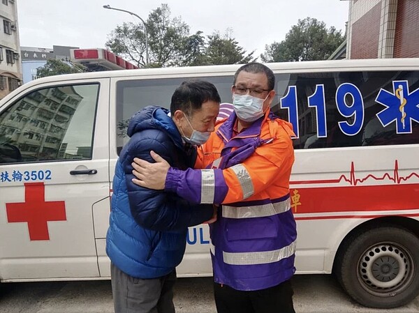 胡男(左)打麻將一半突心臟停止,經牌友幫他CPR、消防到場接力,胡康復出院到大林分隊向消防員致謝。圖/消防提供