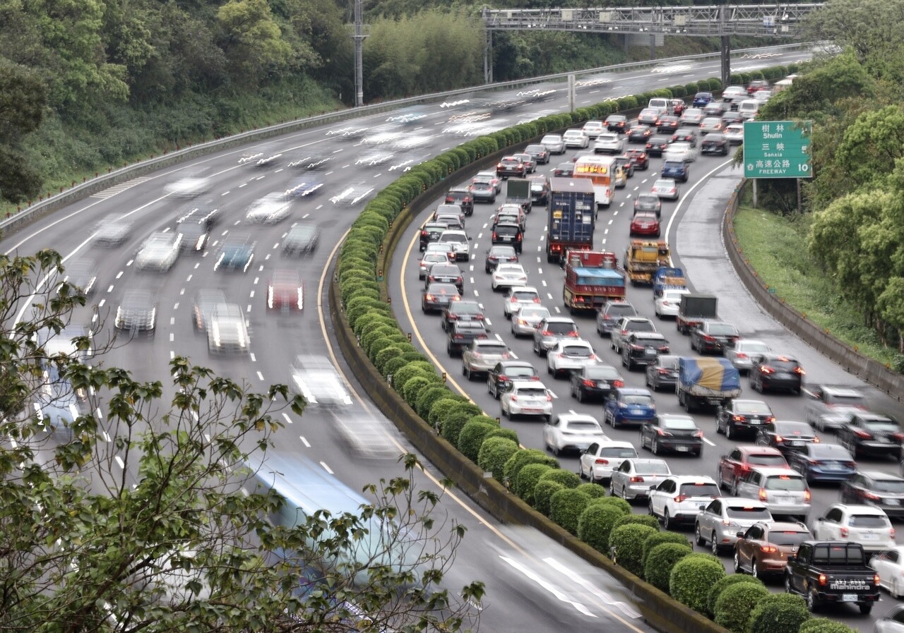 今天是連假第一天,國道南向一早就大塞車,多處路段紫爆。圖/聯合報資料照