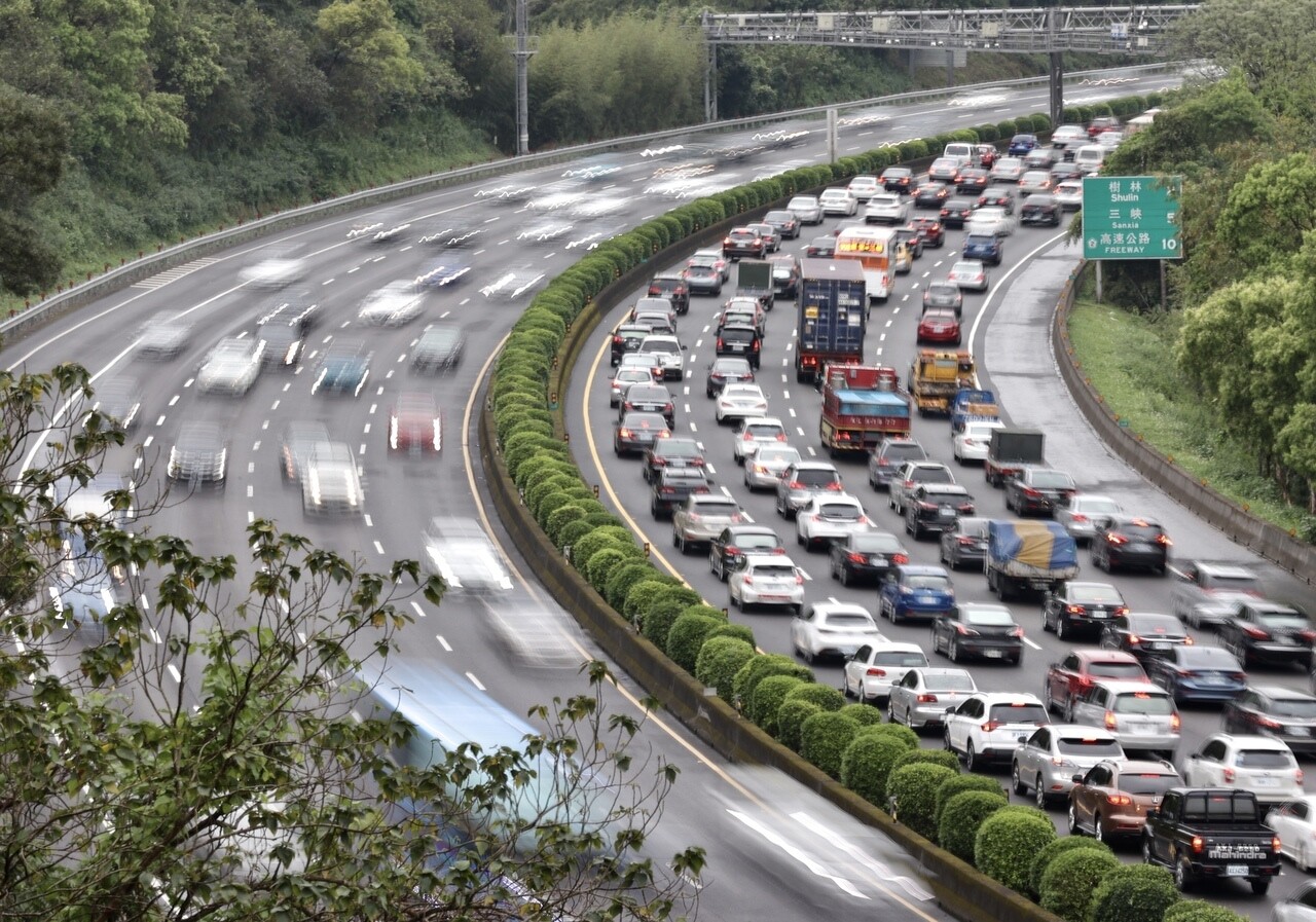 228連假首日，不少民眾開車出遊，上午國道3號南向三鶯至龍潭之間，大批車潮湧現，整個南下車道呈現塞爆的狀態。記者許正宏／攝影 