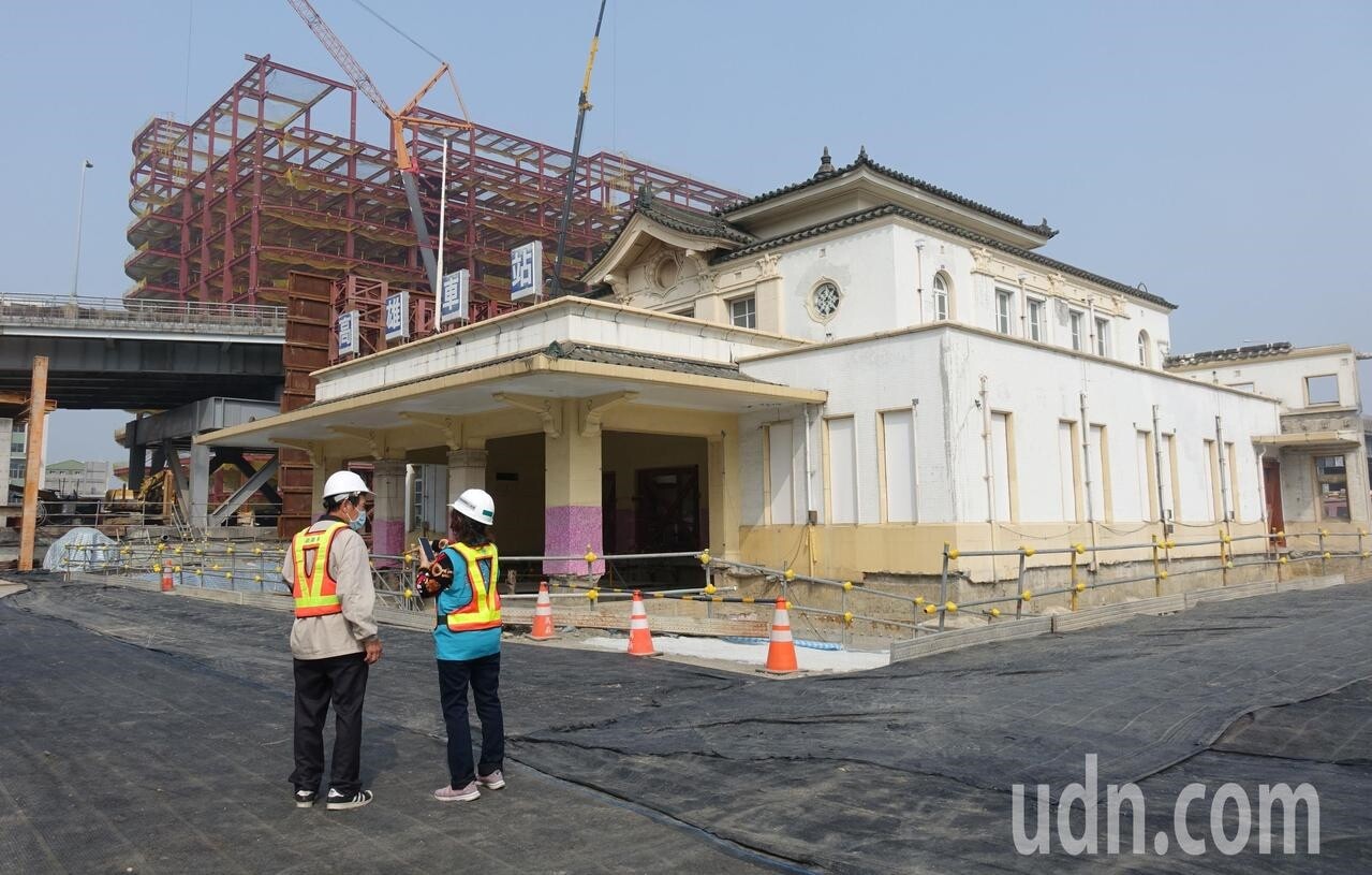 高雄市副市長林欽榮到高雄願景館（舊高雄火車站）了解要搬回新高雄火車站區的前置作業情形。圖／聯合報資料照