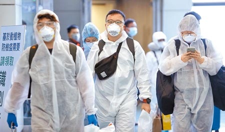 中央流行疫情指揮中心27日公布，國內新增3例境外移入新冠肺炎確定病例，在桃園機場入境管制區內，一群剛下機的旅客正準備通關入境。（范揚光攝）