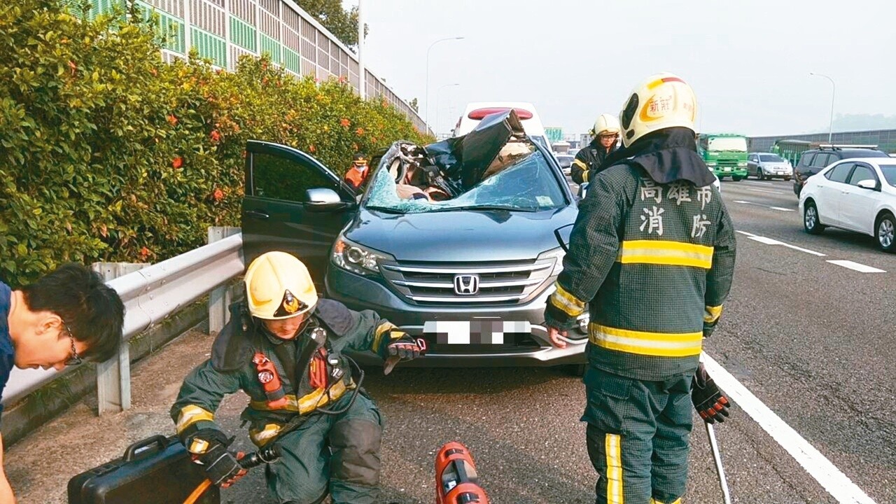 郭姓男子一家四口出遊，車遭輪胎砸毀。記者邱奕能／攝影