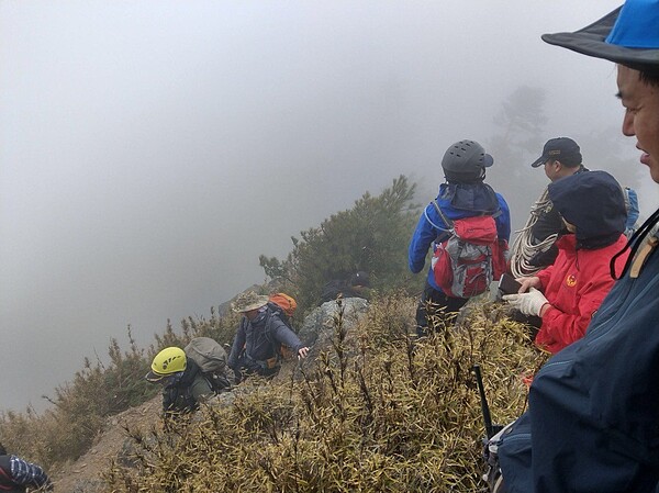 一支7人登山隊本月26日攀登南投縣郡大山，一名黃姓女山友攻頂下山時疑失足墜谷身亡，該地區濃霧不斷，影響搜救進度。圖／讀者提供