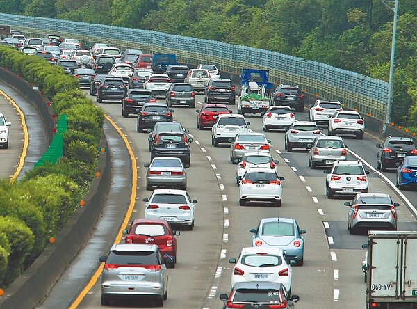 二二八連續假期第一天，27日國道三號南下大溪龍潭路段上午8點左右出現大量車潮，車速維持在20公里左右。（陳怡誠攝）