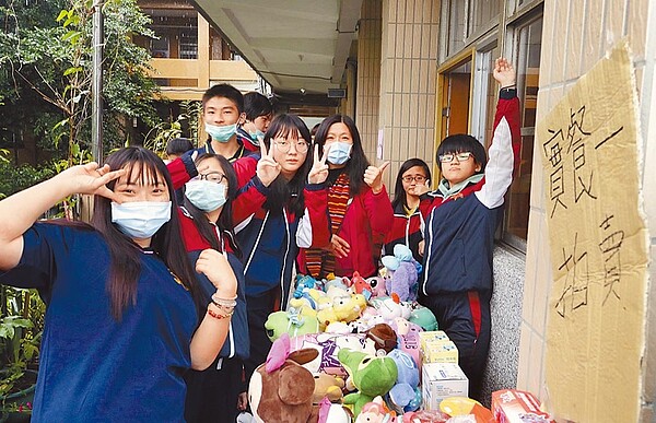 輔大聖心高中不堪少子化衝擊,決定將高中、高職部停招3年,圖中為聖心最近辦理跳蚤市場的盛況。(聖心高中提供/吳康瑋基隆傳真)
