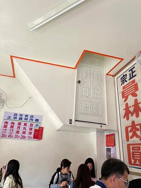 有民眾在用餐時看見店內有一扇懸空門，疑惑其用途何在。圖／截自《奇葩裝潢分享中心》