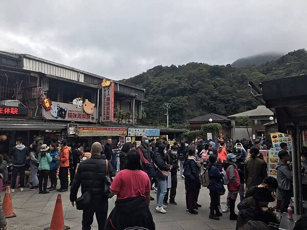 因228連假之故,許多民眾帶著全家至新北市猴硐煤礦博物園區遊玩,現場人潮眾多。圖/新北市觀旅局提供
