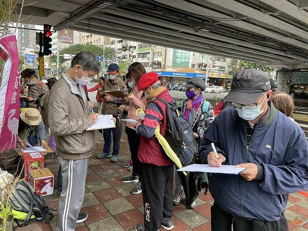 全台有500個藻礁公投連署點。圖/珍愛藻礁公投工作小組提供