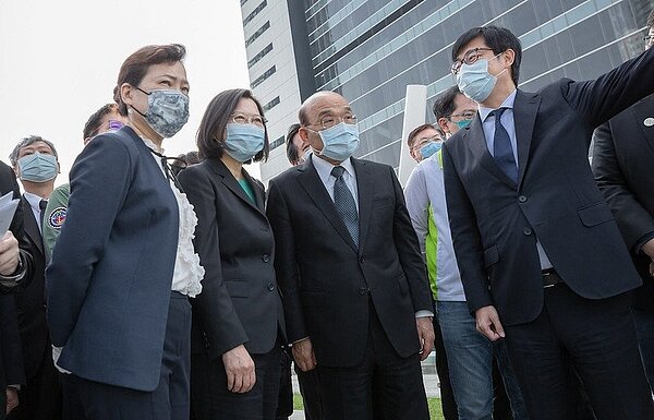 總統蔡英文（左二）、經長王美花（左起）、行政院長蘇貞昌、高雄市長陳其邁等人，視察「亞洲新灣區5G AIoT創新園區」。圖／總統府提供
