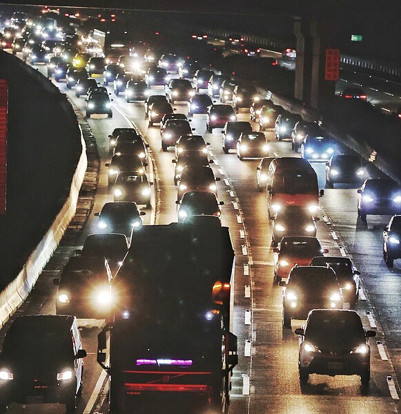 昨連假第二天,高速公路南下北上都出現壅塞情況。圖為國三北上龍潭路段塞車回堵。記者陳正興/攝影