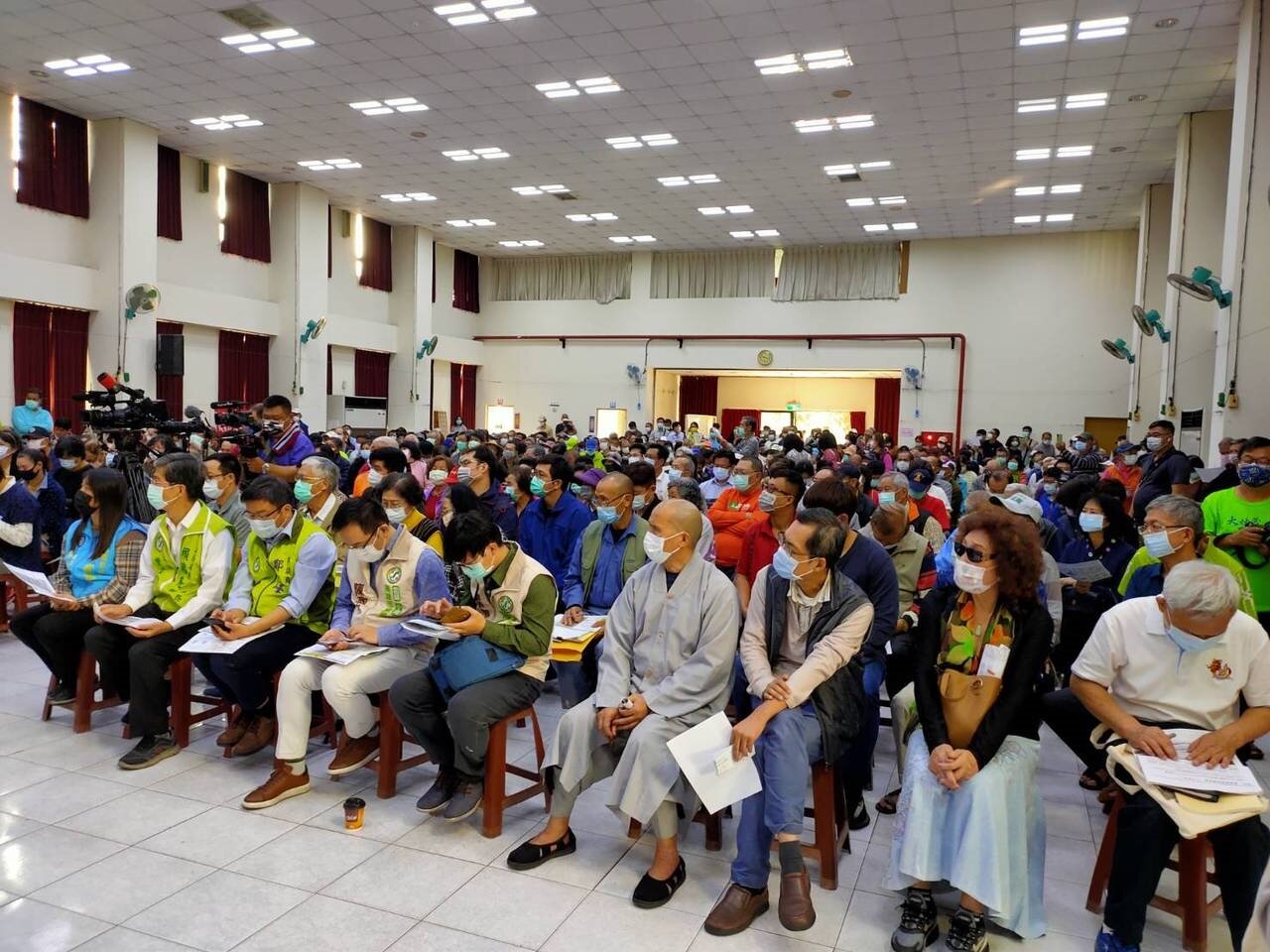 高雄市政府2月初公開大林蒲遷村安置計畫書草案,當地6里昨天開里民大會,不少里民對補償條件表達不滿。記者蔡孟妤/攝影