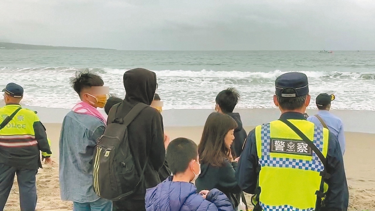 台東某兒少學園十一名師生昨天到美麗灣戲水，十七歲李姓少年失蹤，同行友人焦急在岸邊呼喚。記者施鴻基／攝影