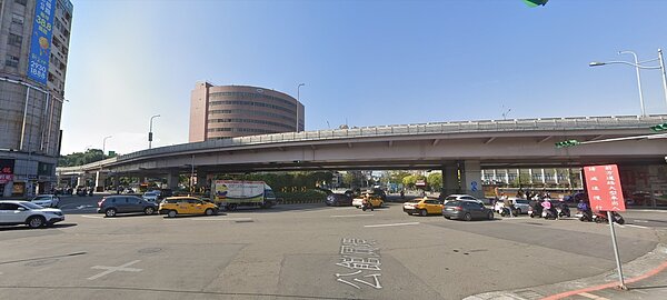 北市交大表示,公館圓環汽機車流龐大須分流,但有交通需求,且與當地民眾有情感連結,暫不考慮拆除。圖/取自Google maps