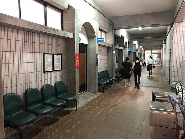 台中市蔡姓男子在去年6月間,不滿家門前遭張林姓婦人的車輛擋道,蔡拿兩支交通錐放在張林婦的引擎蓋上,造成刮傷,還辱罵婦人三字經,台中地院審結判蔡拘役45天。圖/聯合報系資料照