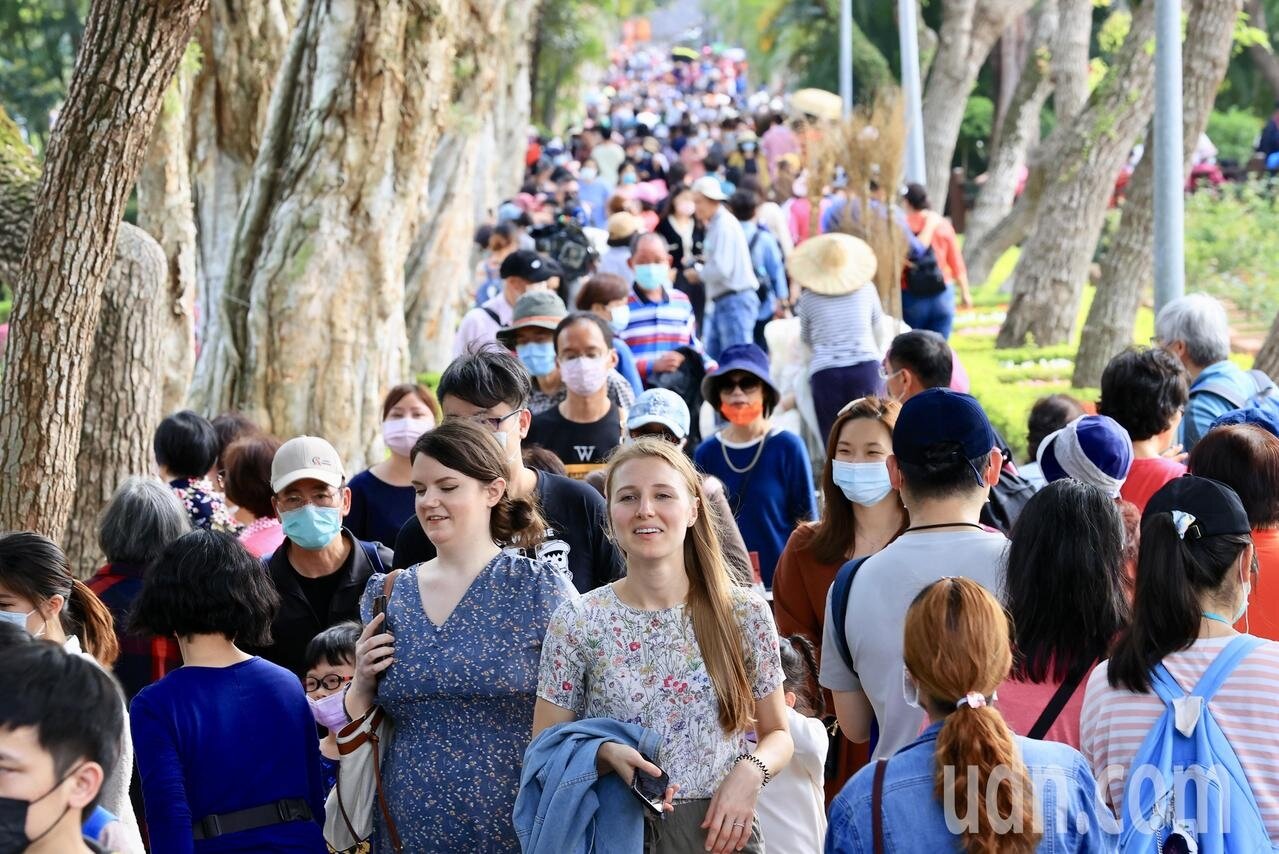 228連假最後一天,台北市士林官邸鬱金香展,湧入大批人潮賞花,市政府發布紅色警示,門口出現排隊入場狀況,內部人潮也十分密集。記者林伯東/攝影