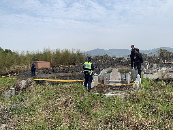 台中市石岡公墓發生火警,撲滅火勢發現一則男焦屍。記者游振昇/翻攝