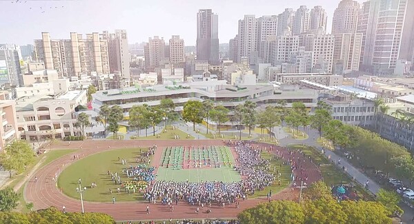 龍山國小群英樓今夏完工，空中平台、大階梯、戶外劇場打造森林校舍。圖／新竹市教育處提供