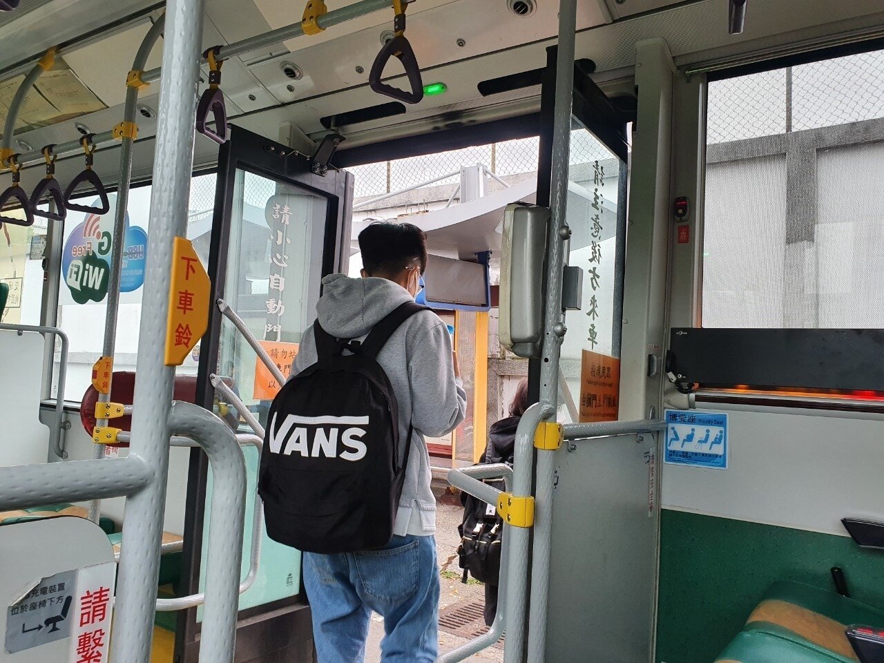 雙北早已實施公車上下車雙門全開規定，桃園去年開始，但仍有司機只開前門，引起市民抱怨。圖／聯合資料照