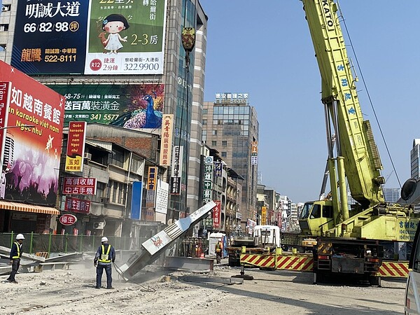 高雄市政府昨表示，中博高架橋目前拆橋進度略有超前，昨天已達38%。圖／高雄市政府提供