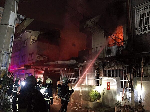 台中太平區永豐路巷弄內的透天厝,1日凌晨3點多發生火警,視障女子逃生不及命喪火窟(台中市消防局提供/馮惠宜台中傳真)