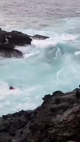 兩名男子1日在基隆嶼內斜礁磯釣時，被海浪打落水中，李男疑游向岸際時頭部撞擊礁岩，傷重不治。記者邱瑞杰／翻攝