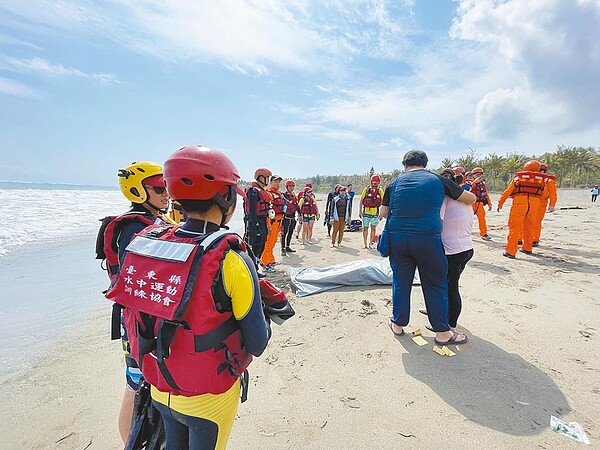 在杉原海水浴場溺斃的李姓少年，遺體在1日上午被發現後撈起。（民眾提供／莊哲權台東傳真）