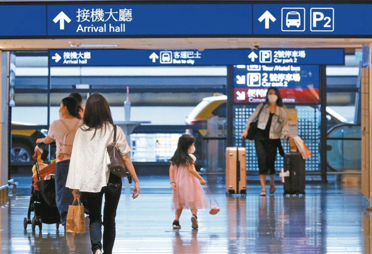 中央流行疫情指揮中心2020年針對紐籍機師染疫事件,加嚴機組人員檢疫規範。圖為機場出入境大廳/聯合本報系資料照