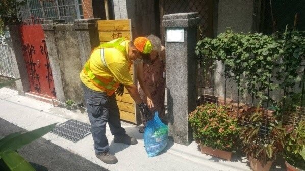 台北市環保局推出為獨居、行動不便長者到府收垃圾服務，至今已服務超過2萬5千人次。圖／台北市政府提供