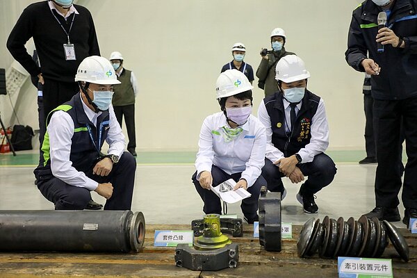 台中市長盧秀燕（前中）表示，本周進行第6次捷運故障委員會審查，恢復營運日期即可明朗，她樂觀說：「捷運通車Coming Soon（快了）！」圖／台中市政府提供