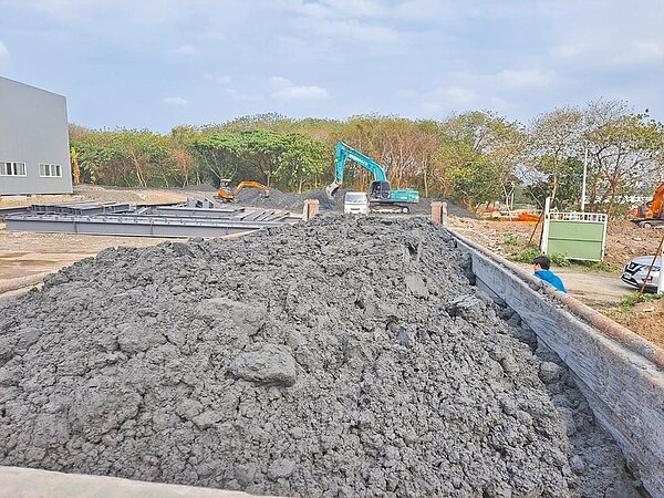 新北市環保局查獲業者將工地廢土偽裝成植栽用土,企圖再度汙染五股垃圾山。圖/新北市環保局提供